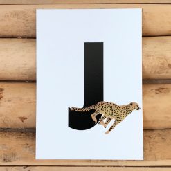 Letterkaartje J van Jachtluipaard. Stel je eigen naamslinger, woordslinger, geboorteslinger of verjaardagsslinger samen met deze dieren letterkaarten.
