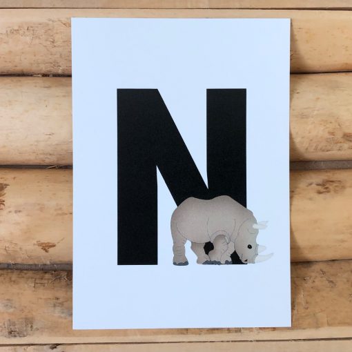 Letterkaartje N van Neushoorn. Stel je eigen naamslinger, woordslinger, geboorteslinger of verjaardagsslinger samen met deze dieren letterkaarten.