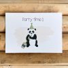 Duurzame verjaardagskaart. Vrolijke verjaardagskaart. Duurzaam kaartje sturen. Feestende pandabeer en de tekst 'Party time!'