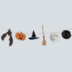 Halloween slinger maken. Halloween DIY. Halloween printable. Spin, bezemsteel, heksenhoed, uil, pompoen met gezichtje, vleermuis, maan en heksenketel.