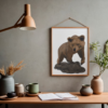 Poster - Beer op rots. Poster beer kinderkamer. Deze lieve, stoere beer waakt over je kind terwijl het ligt te slapen. Beer poster printen. Bosdieren kinderkamer.
