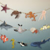 Zeedieren slinger - Printable. Zeedieren decoratie. Zeedieren kinderkamer, oceaan thema kinderkamer. Zeehond, kwal, haai, orka, octopus, zeeschildpad, zeepaardje, walvishaai, zeester, clownvis, krab, heremietkreeft en een pinguïn. Oceaan dieren slinger.