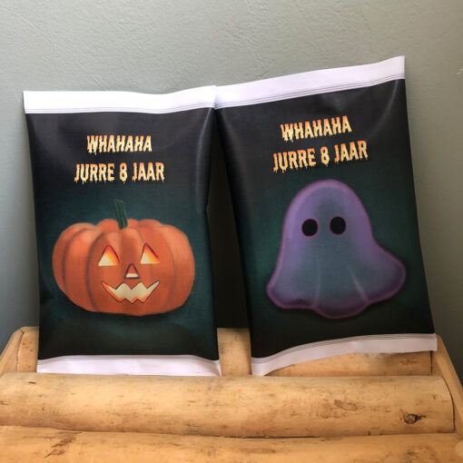 Halloween traktatie zakjes - Pompoen en spook - Printable. Halloween traktatie zelf maken. Traktatie printable. Chips traktatie zakje printable. Halloween traktatie popcorn. Halloween traktatie school. Traktatie met naam.