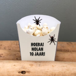 Griezelige traktatie doosjes. Traktatie bakje – Spin – Halloween – Jungle – Printable. Halloween traktatie. Spin traktatie. Jungle traktatie. Stoere traktatie. Traktatie bakje friet/patat. Popcorn traktatie bakje.