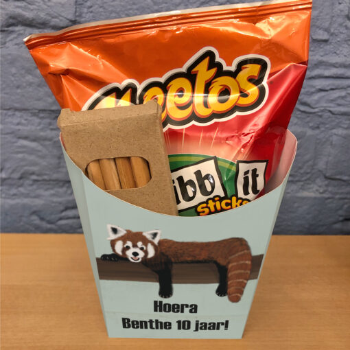 Traktatie bakje - Rode panda - Printable. Gemakkelijk te gebruiken. Print, knip, vouw en plakken maar! Traktatie ideeën. Verjaardagsfeestje. Themafeestje. School traktatie. Friet traktatie. Popcorn bakjes traktatie.