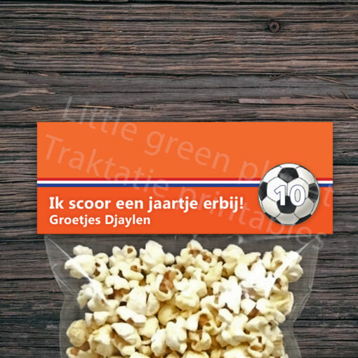 Voetbal traktatie labels – Oranje – Printable. Voetbal traktatie maken. Vouwlabels. Traktatie printable. WK traktatie. EK traktatie. Stoere traktatie.
