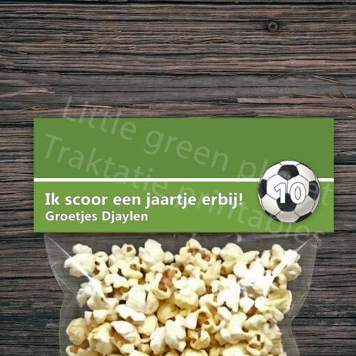Voetbal traktatie labels – Printable. Voetbal traktatie maken. Vouwlabels. Traktatie printable. Snoepzakje voetbal. Uitdeel traktatie. Traktatie school.