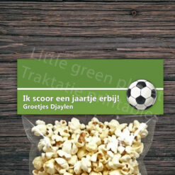 Voetbal traktatie labels – Printable. Voetbal traktatie maken. Vouwlabels. Traktatie printable. Snoepzakje voetbal. Uitdeel traktatie. Traktatie school.