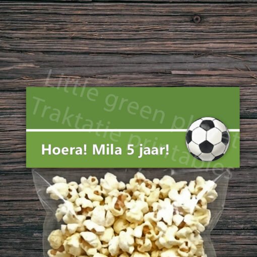 Voetbal traktatie labels – Printable. Voetbal traktatie maken. Vouwlabels. Traktatie printable. Snoepzakje voetbal. Uitdeel traktatie. Traktatie school.