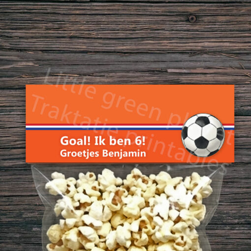 Voetbal traktatie labels – Oranje – Printable. Voetbal traktatie maken. Vouwlabels. Traktatie printable. WK traktatie. EK traktatie. Stoere traktatie.