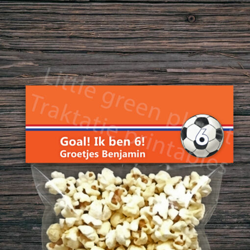 Voetbal traktatie labels – Oranje – Printable. Voetbal traktatie maken. Vouwlabels. Traktatie printable. WK traktatie. EK traktatie. Stoere traktatie.