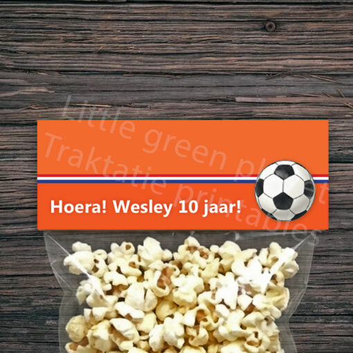 Voetbal traktatie labels – Oranje – Printable. Voetbal traktatie maken. Vouwlabels. Traktatie printable. WK traktatie. EK traktatie. Stoere traktatie.