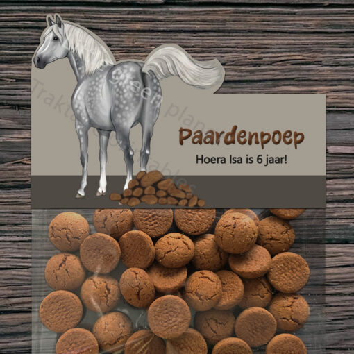 Traktatie label – Paardenpoep – Schimmel paard – Printable. Traktatie paard zelf maken. Traktatie paarden thema. Paarden traktatie voor school. Pepernoten traktatie. Chocolade traktatie. Gezonde traktatie paard.